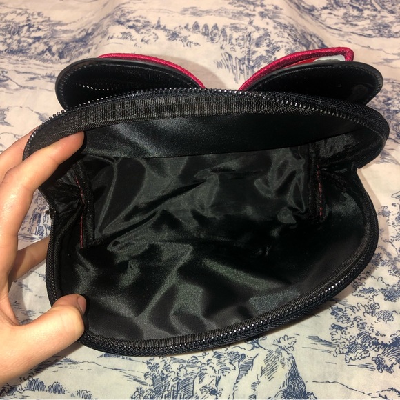 The Crème Shop Minnie Mouse Dome Travel Pouch Cosmetics Bag Red Black - Picture 3 of 4